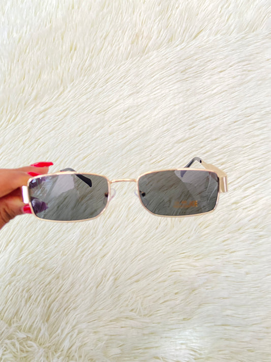 Lentes, negros con montura en color dorado, pequeños con protección UV 400.