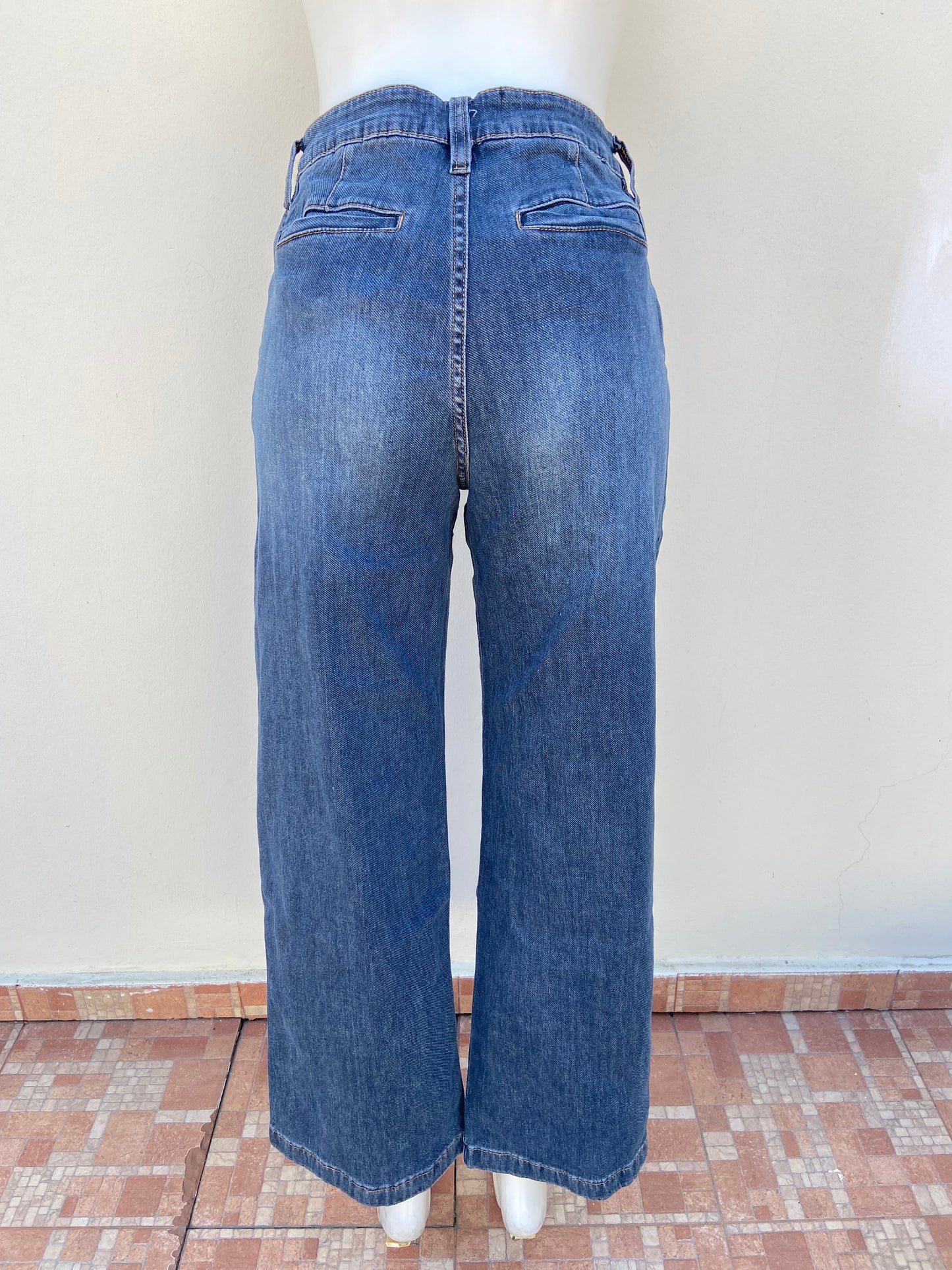 Pantalon Jean, azul oscuro ancho abajo, botones plateado.