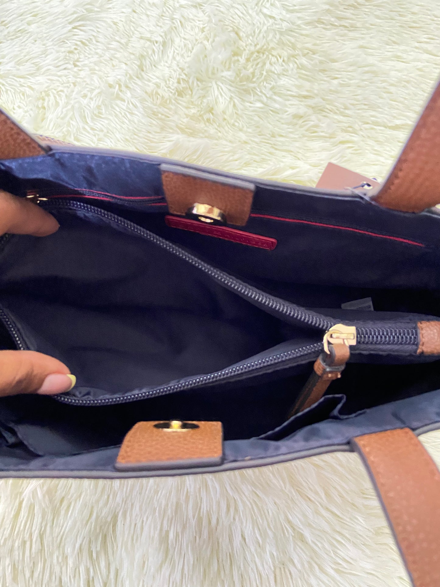 Cartera/ Crossbody TOMMY HILFIGER original, grande, marron claro con placa TOMMY en dorado y varios compartimentos dentro.