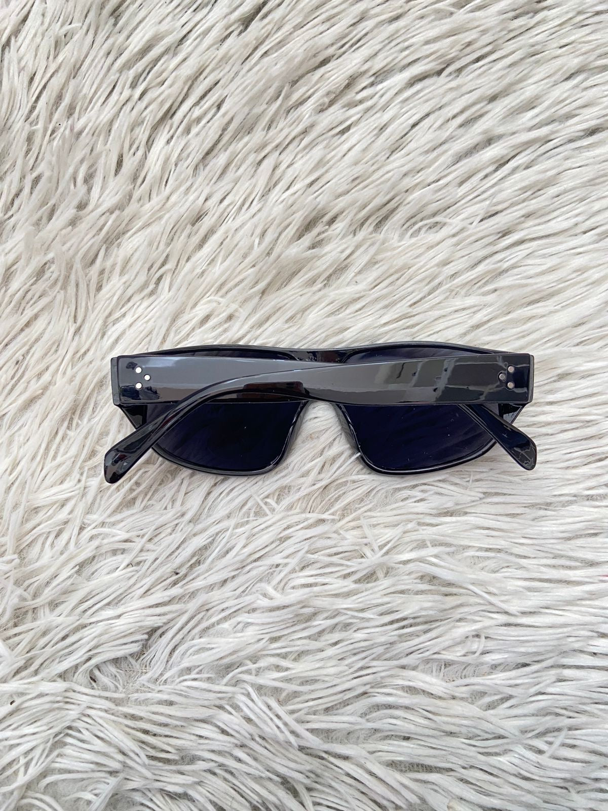 Lentes negros con montura gruesa y micas oscura