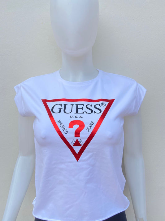 T-shirt GUESS original, blanco con letras GUESS en negro y triángulo en color rojo.