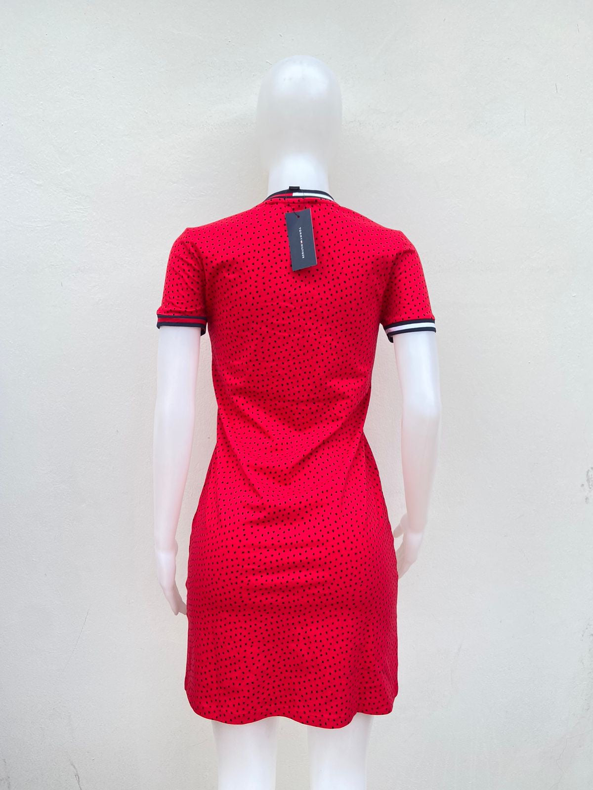 Vestido Tommy Hilfiger original rojo con estampado de bolitas en color azul y cuello en V.