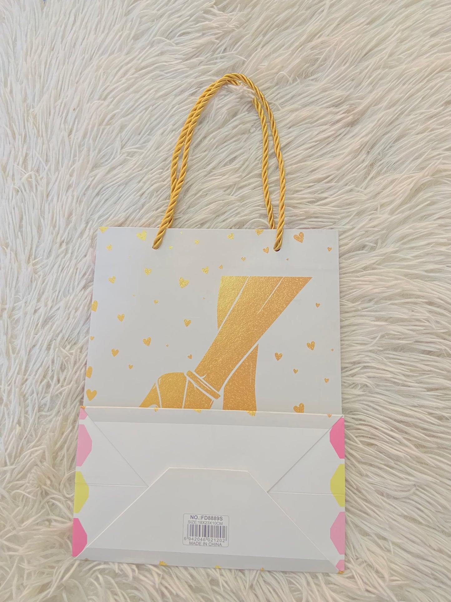 Shopping, gris con estampado de piernas con tacón.