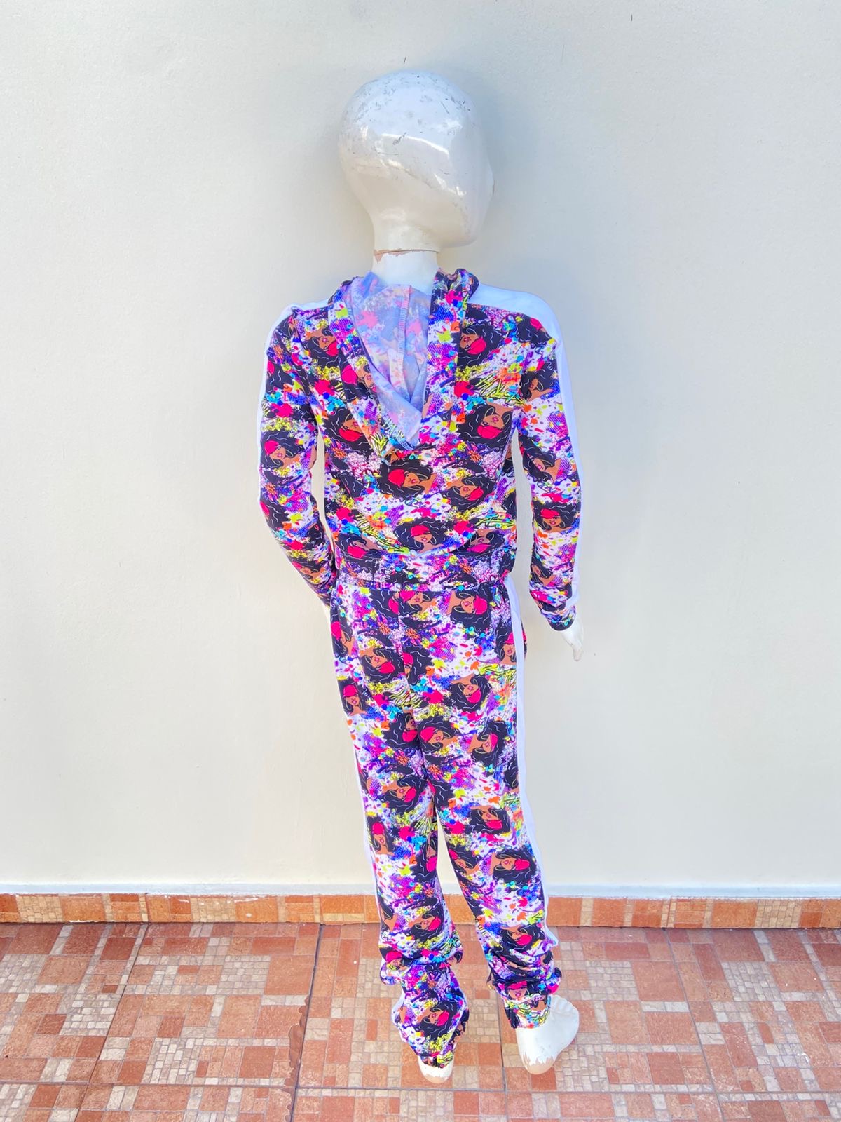 Conjunto para niñas, GIRLS original, negro con estampado de muñecas en color morado y rosado.