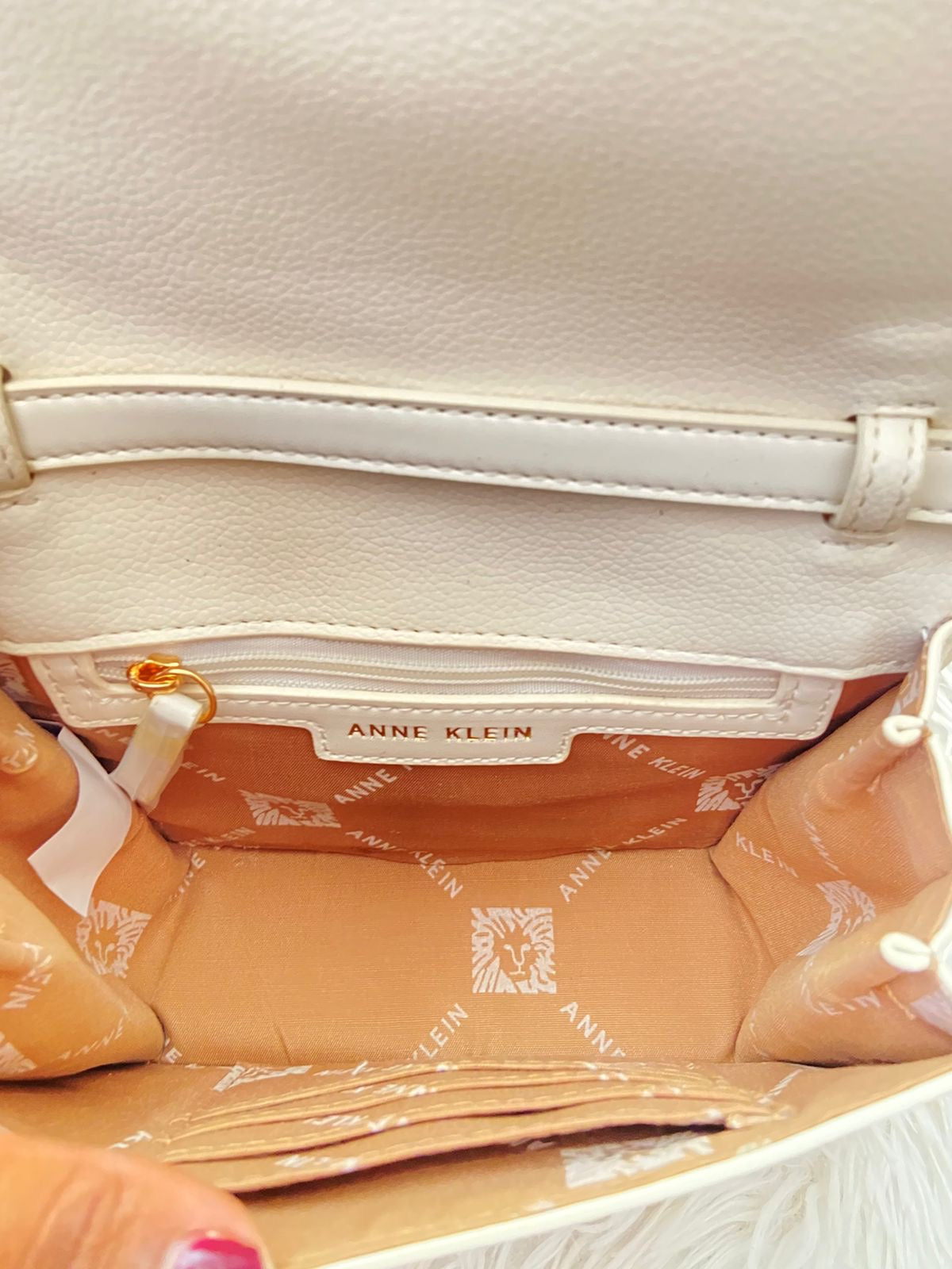 Cartera/ Crossbody ANNE KLEIN original, Blanca con detalles en dorado y letras de la marca atrás.