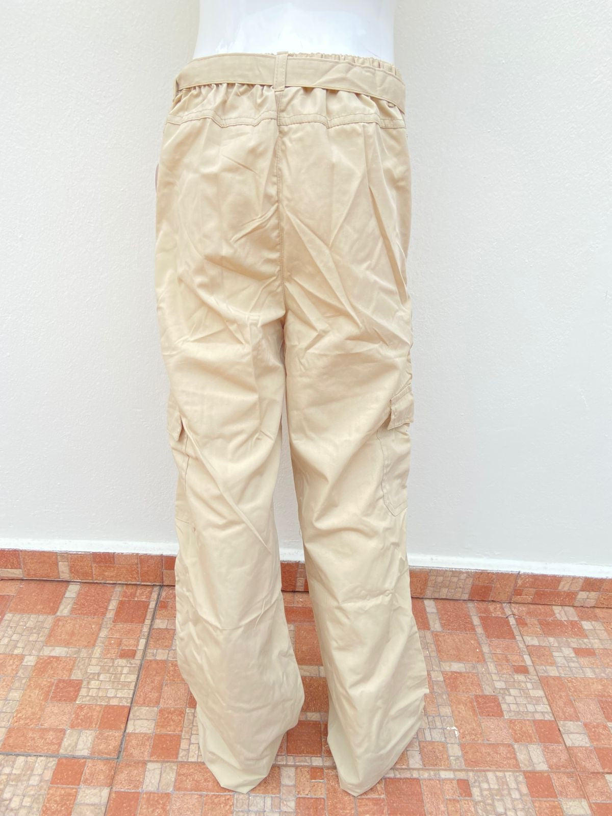 Pantalon Chillipop Original en color crema con lazo ajustable bolsillos con botones y ancho abajo.
