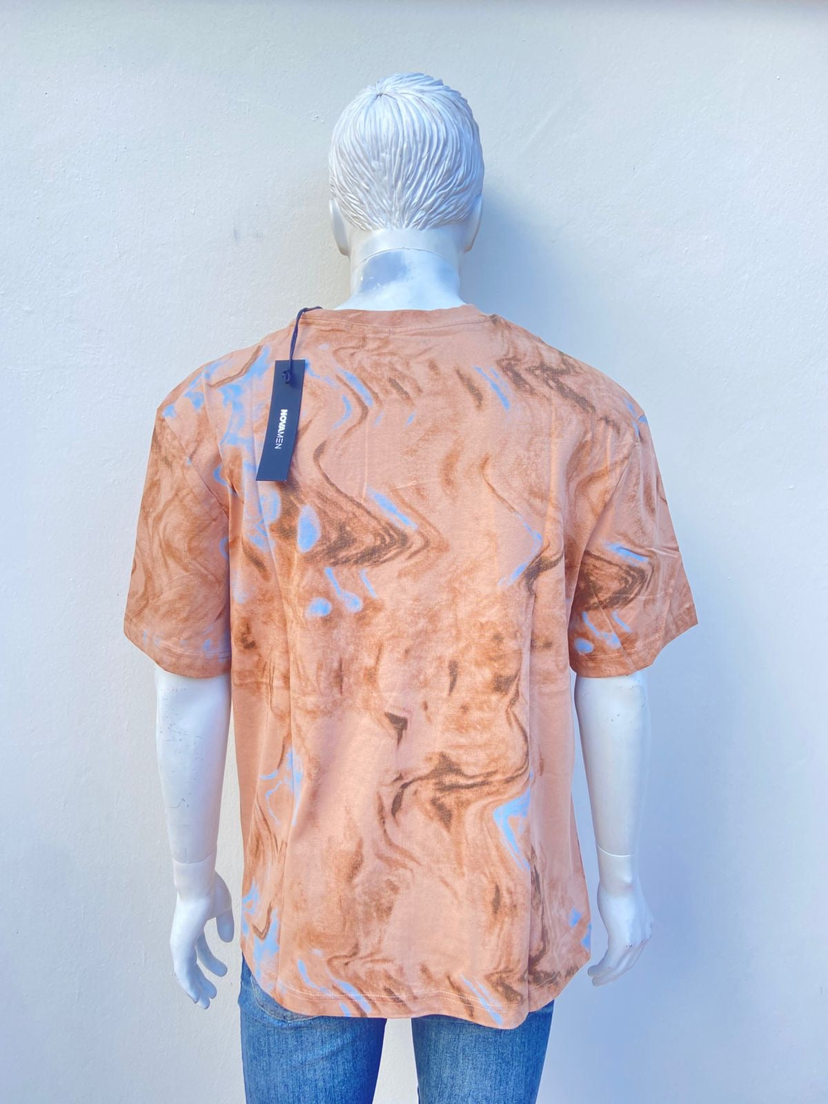 T-shirt marron con degradado negro y azul