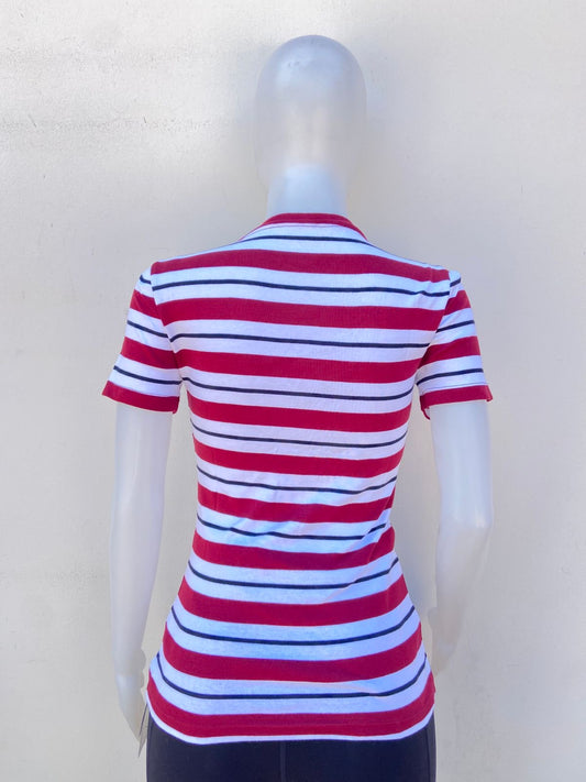 T-shirt Tommy Hilfiger original rojo vino com rayas en color blanco y cuello V.