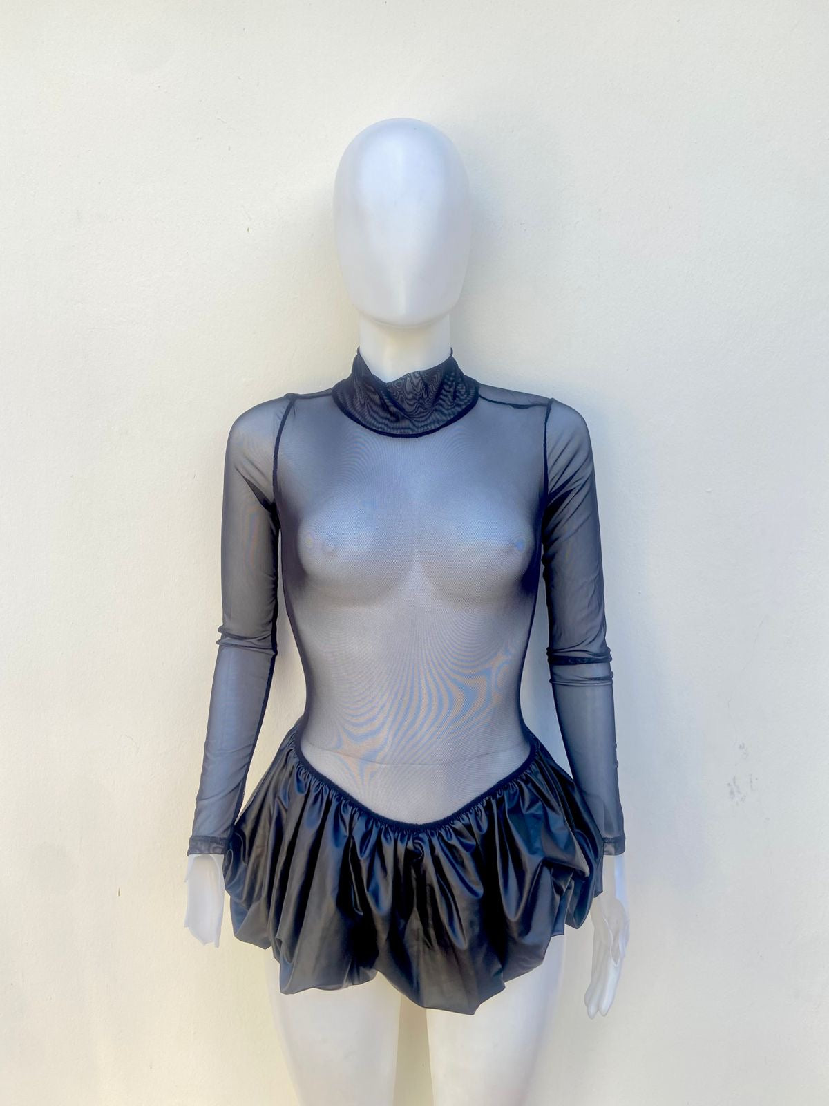 Vestido Mini Fashion Nova doblado burbuja. Cuello tipo mock • Tela transparente arriba