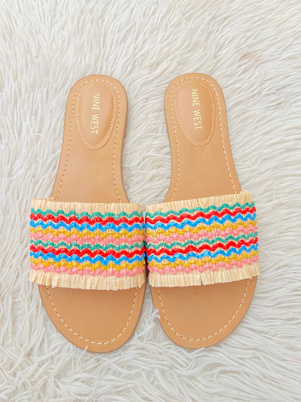 Sandalias NINE WEST original, crema con diseño de pajas al frente multicolor.