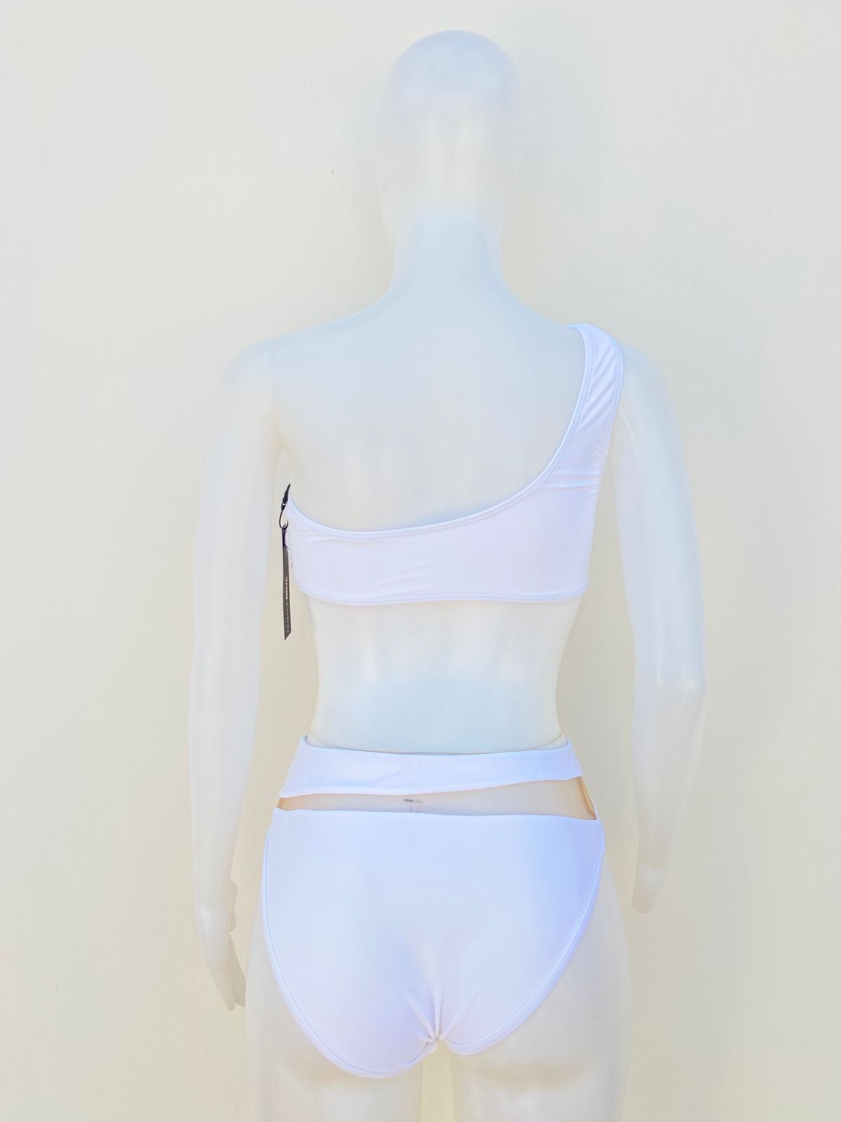 Biquini, blanco con partes de tela en color nude transparente, dos piezas.