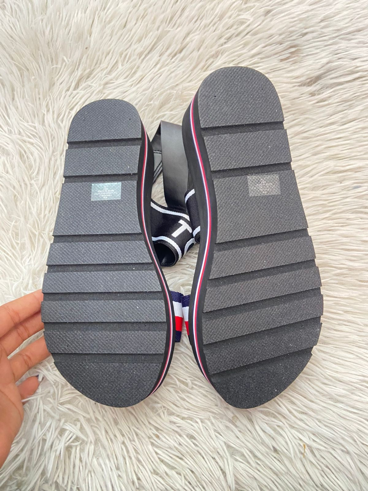 Sandalias TOMMY HILFIGER original, negra con banda Tommy al frente y letras TOMMY en color blanco en frente, plataformas.