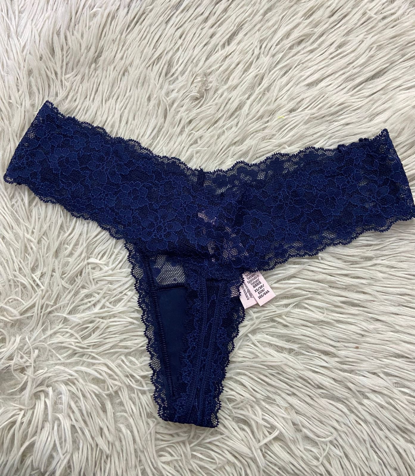 Panti Victoria’s Secret original azul marino en encaje, tanga.
