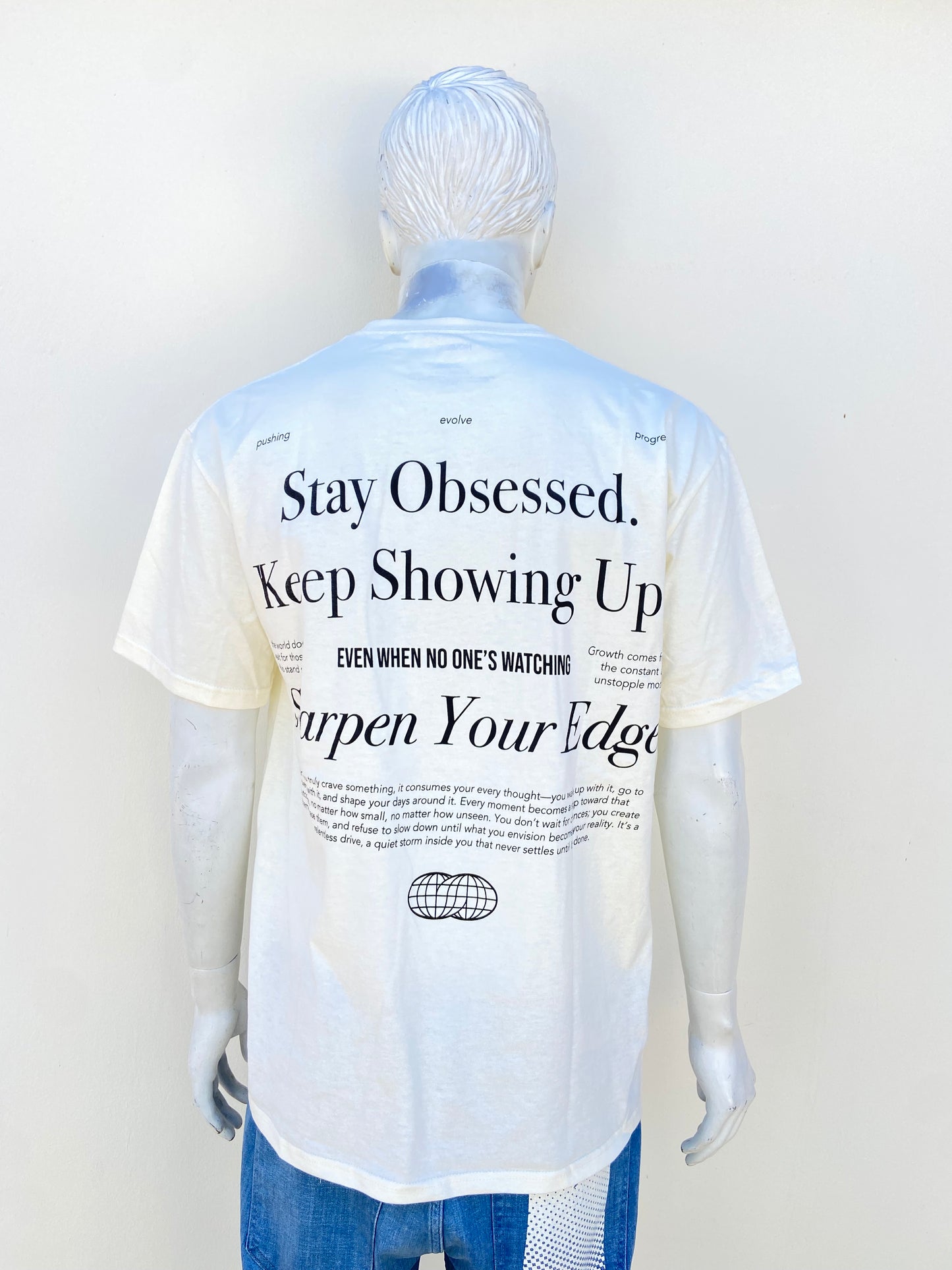 T-shirt, crema con letras STAY OBSESSED en negro ( permanecer obsesionado )