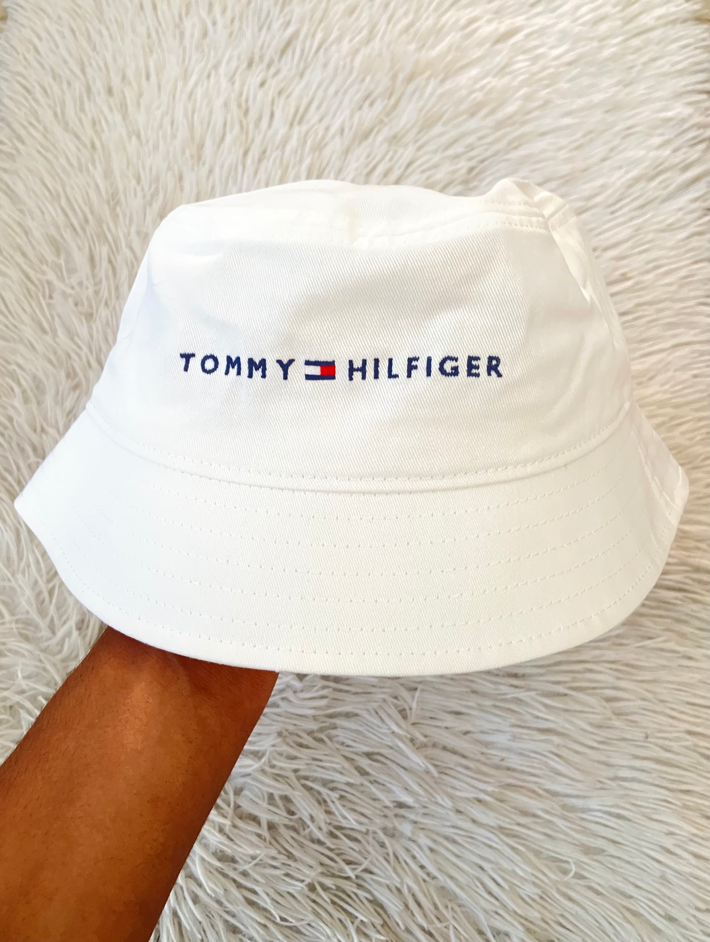Gorro TOMMY HILFIGER original blanco con letras de la marca en frente.