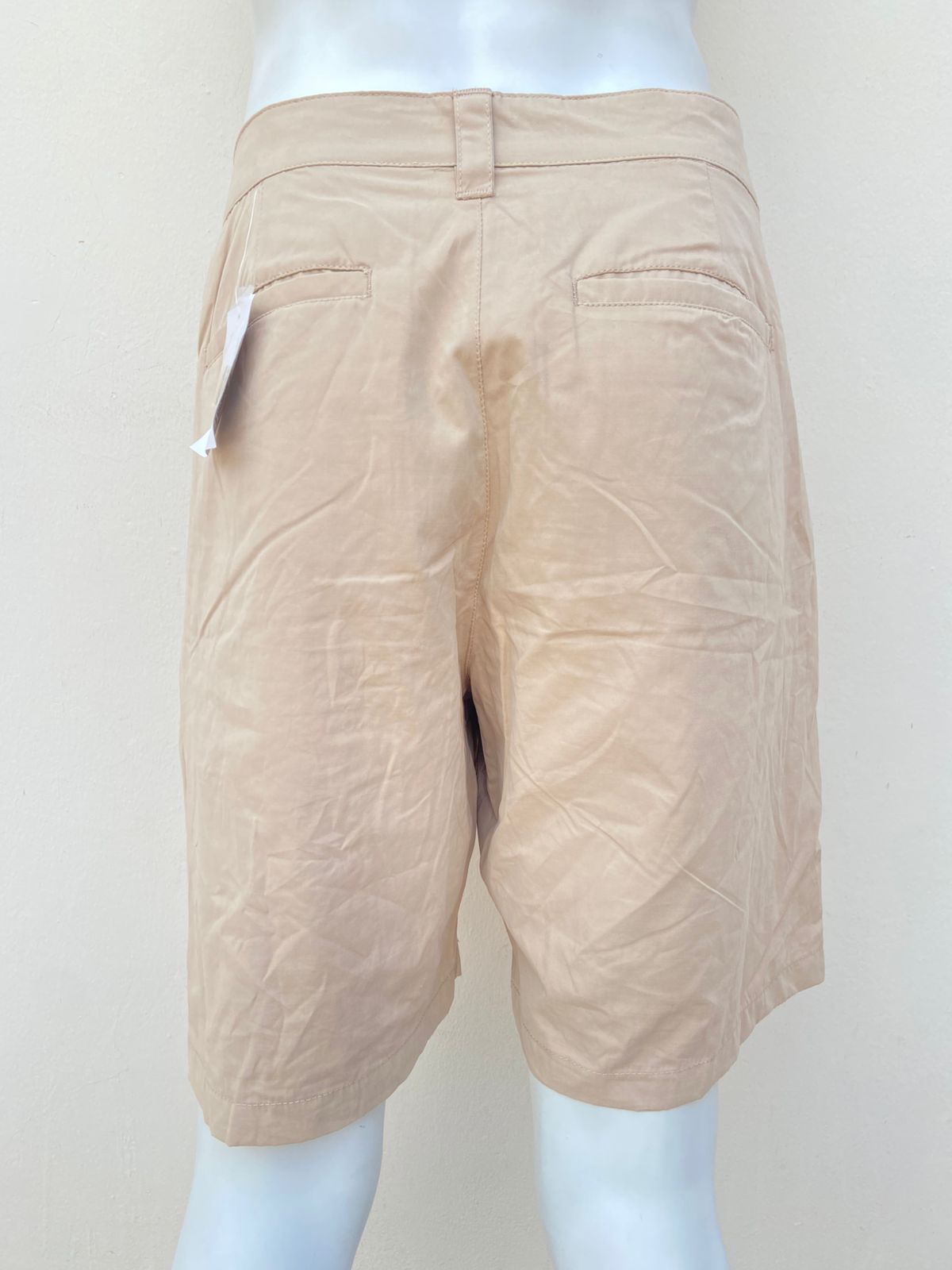 Bermuda Forever 21 original crema/ khaki , con diseño de sol en la parte inferior.