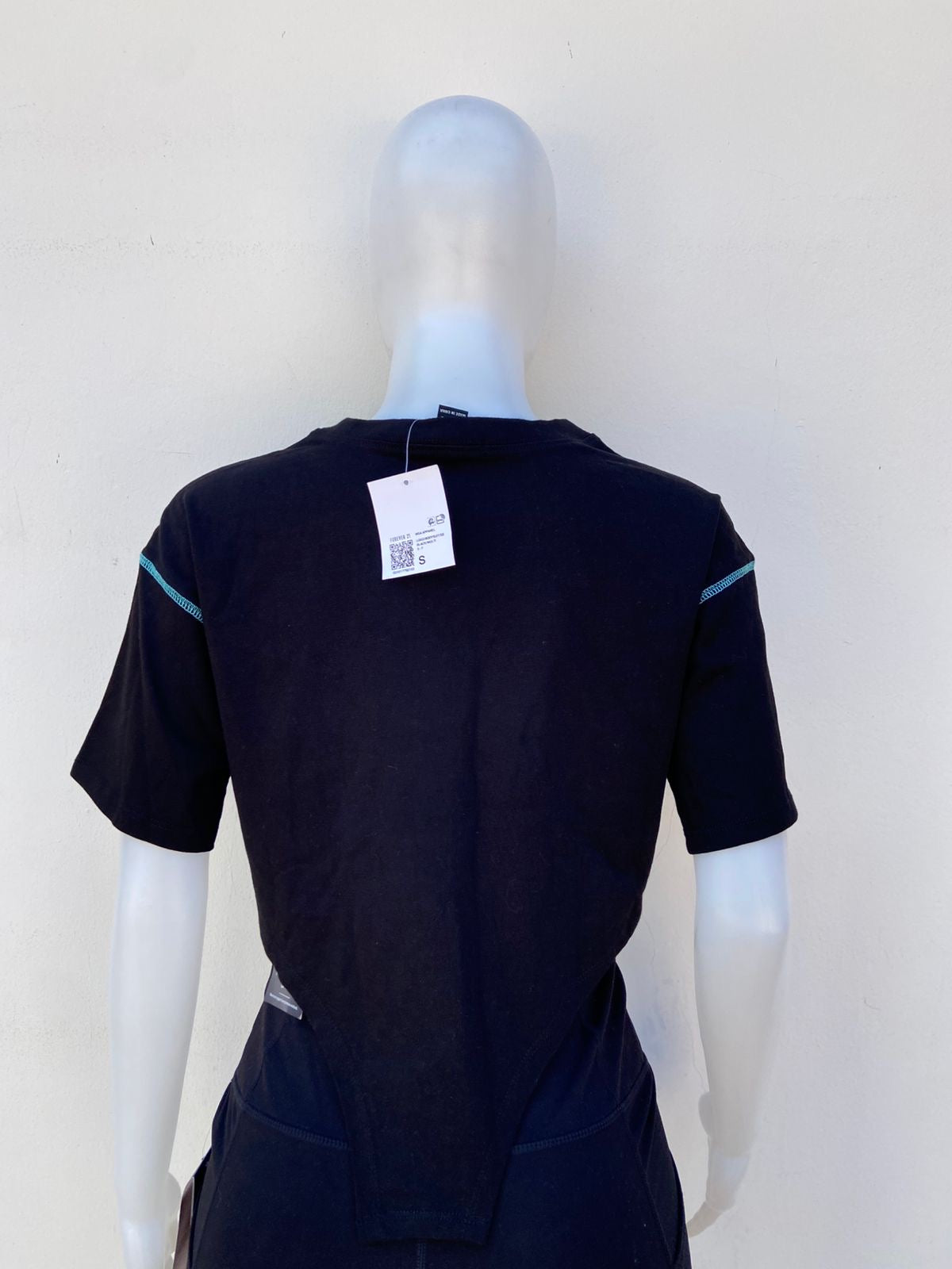 Crop/Top Forever 21 Original en color negro con diseño tribal con llamas de fuego en color gris y costura azul en las mangas.