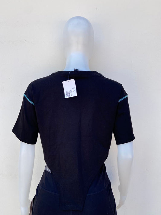 Crop/Top Forever 21 Original en color negro con diseño tribal con llamas de fuego en color gris y costura azul en las mangas.