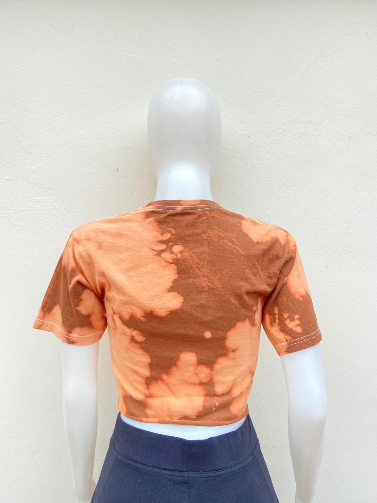 Crop-top marrón con efecto lavado desgastado en tonos beige con estampado de Jimi Hendrix.