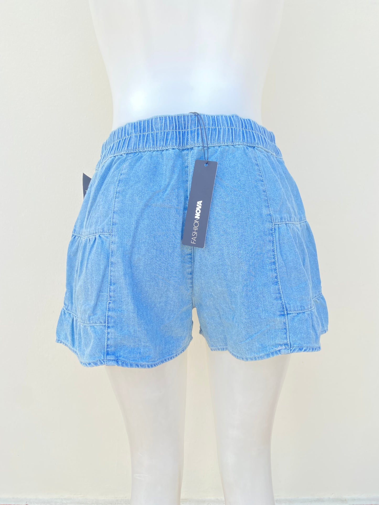 Short, azul claro con botones en frentes.