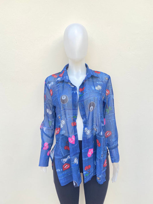 Camisa, azul con estampado de jean, bolos, dados, palmeras y mas, tela transparente