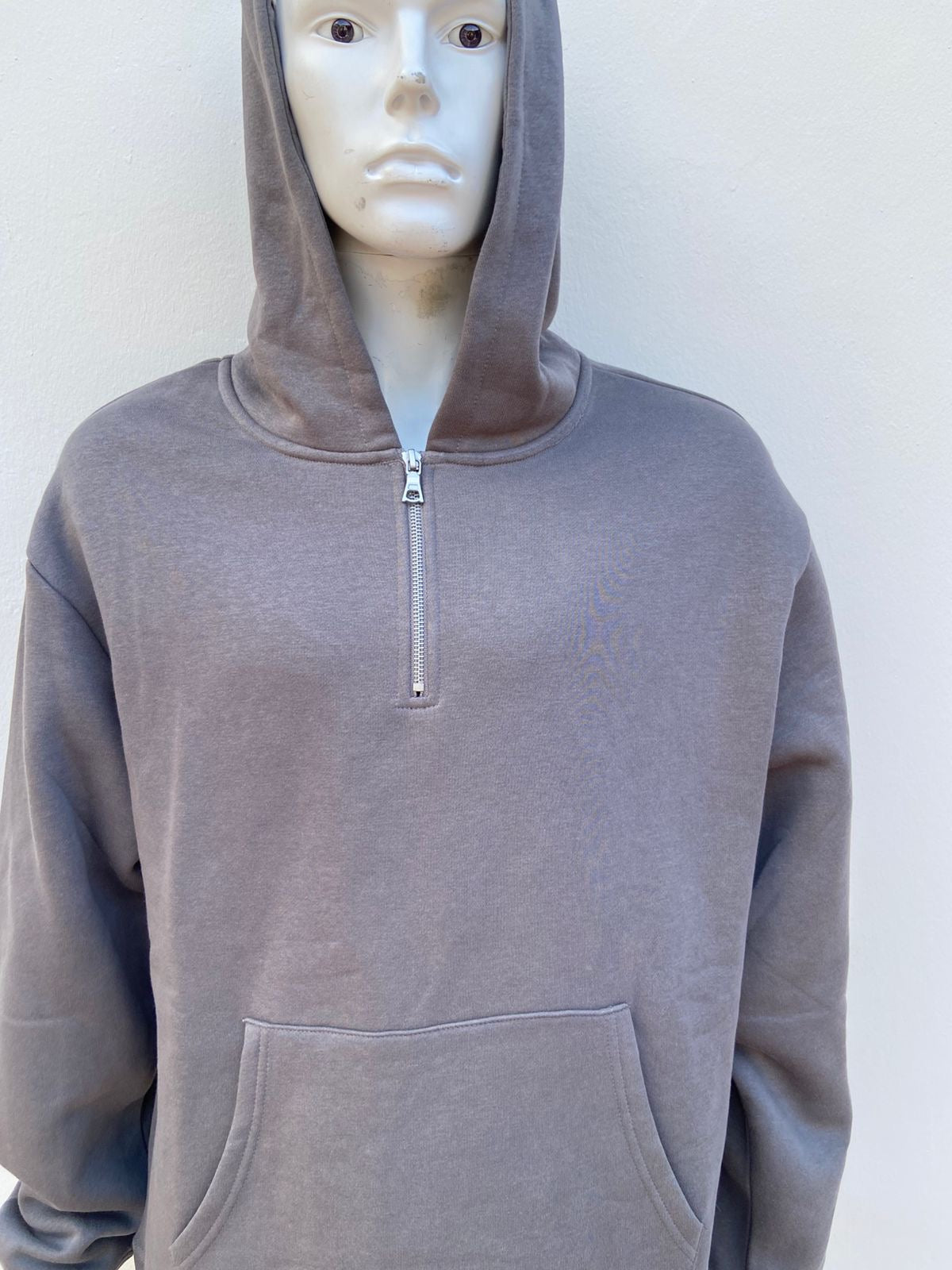 Abrigo/ Hoodie, gris oscuro ( charcoal) con zipper en frente más capucha.