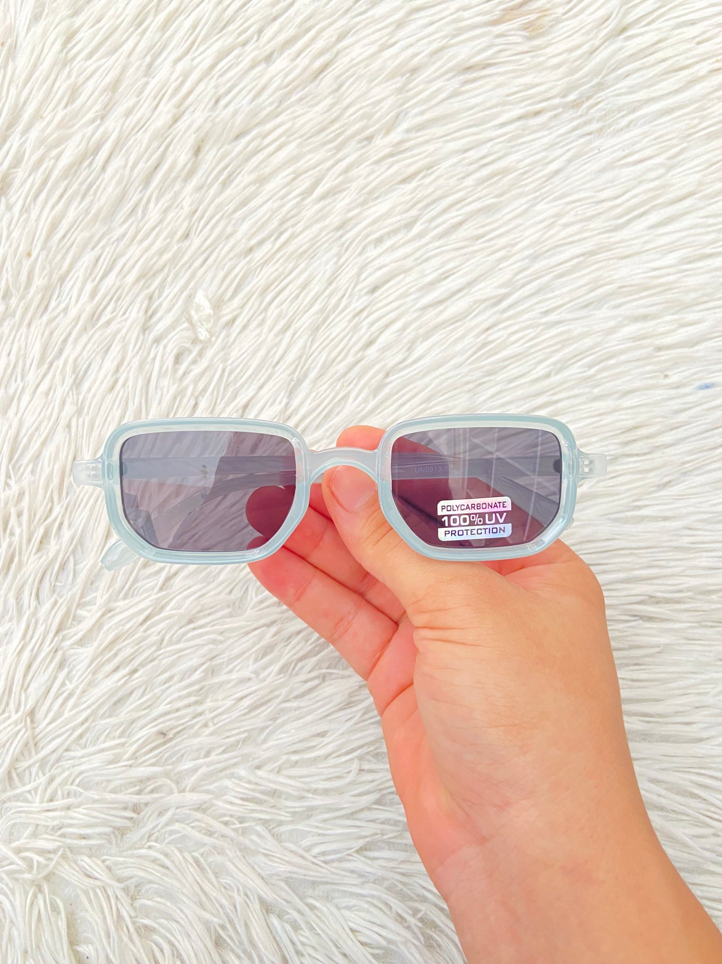 Lentes, azul claro con micas oscuras, cuadrados.