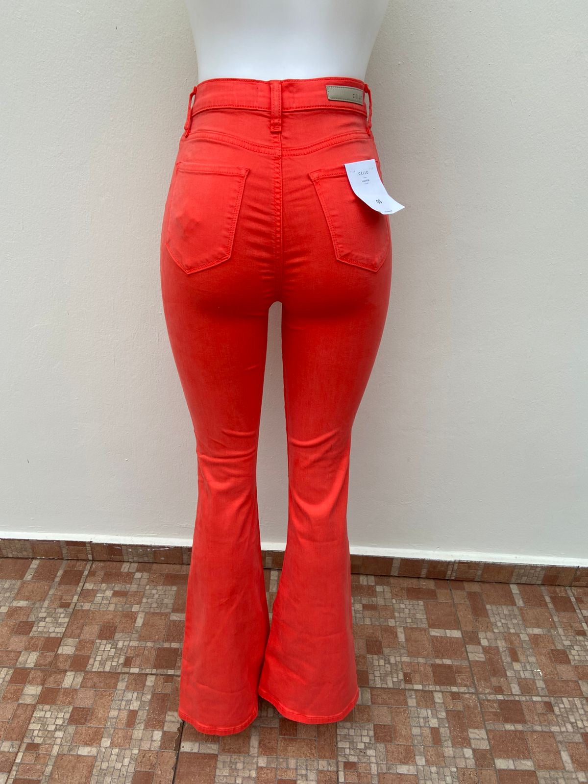 Pantalón Jean CELLO original, color naranja salmón, liso, Campana.