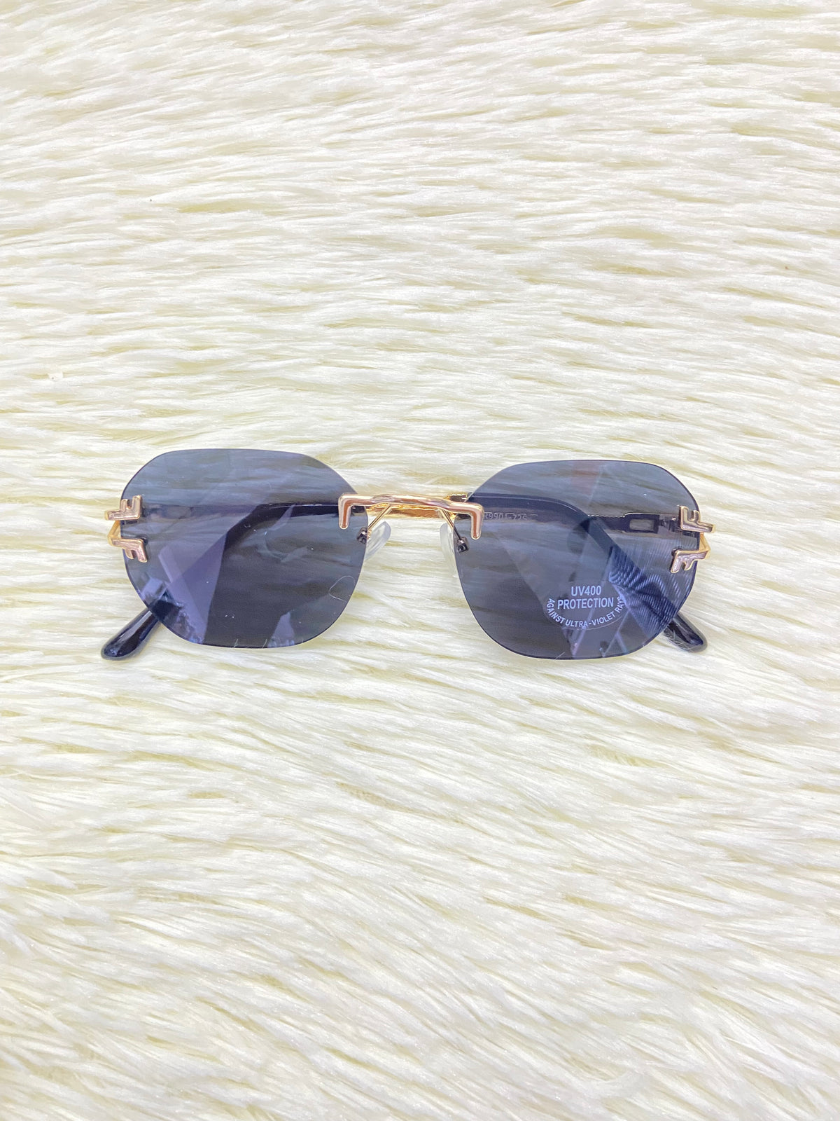 Lentes, negro con montura en color dorada, ovalados, más protección UV 400.