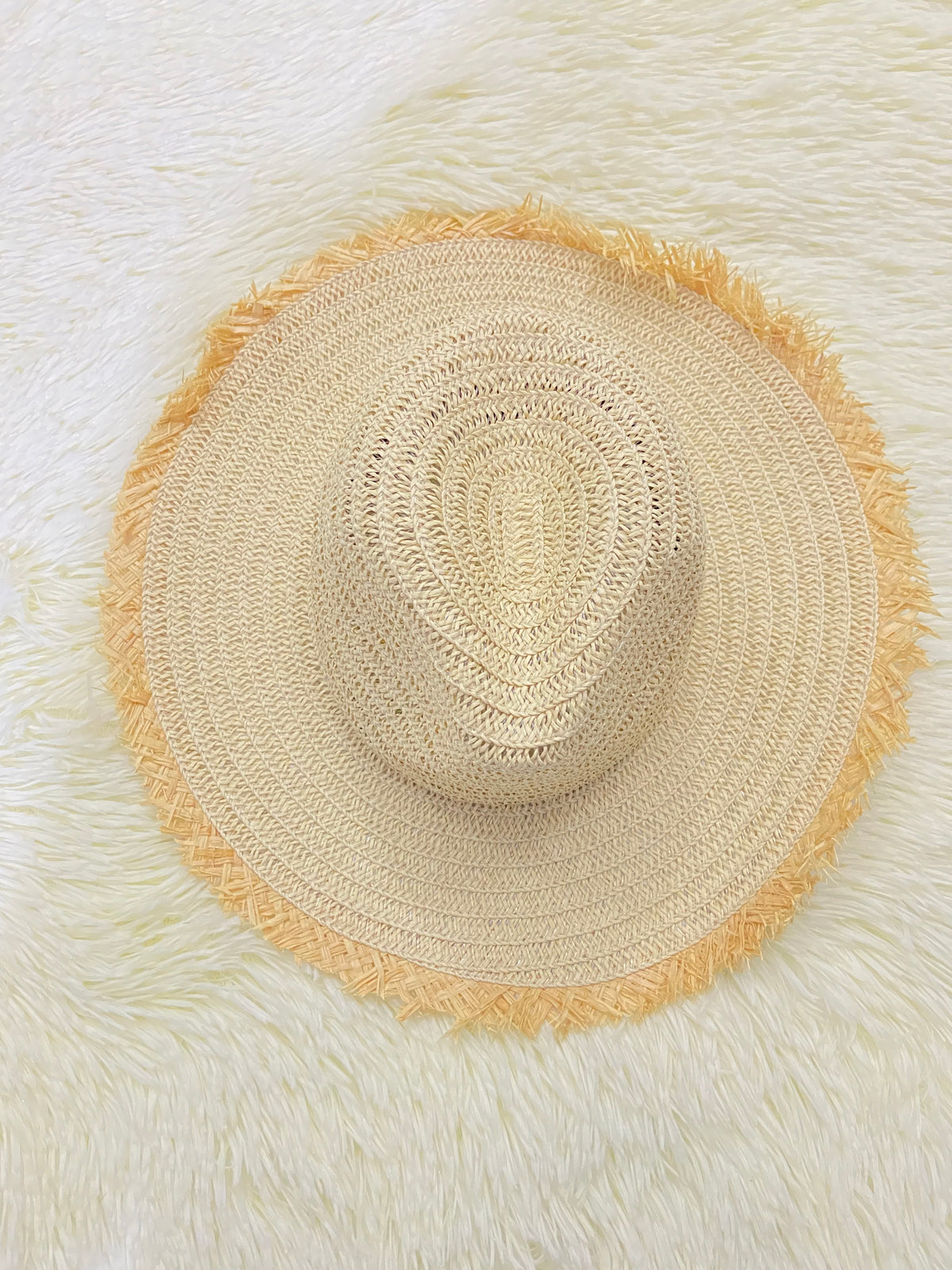 Sombrero, crema con tejido en paja.