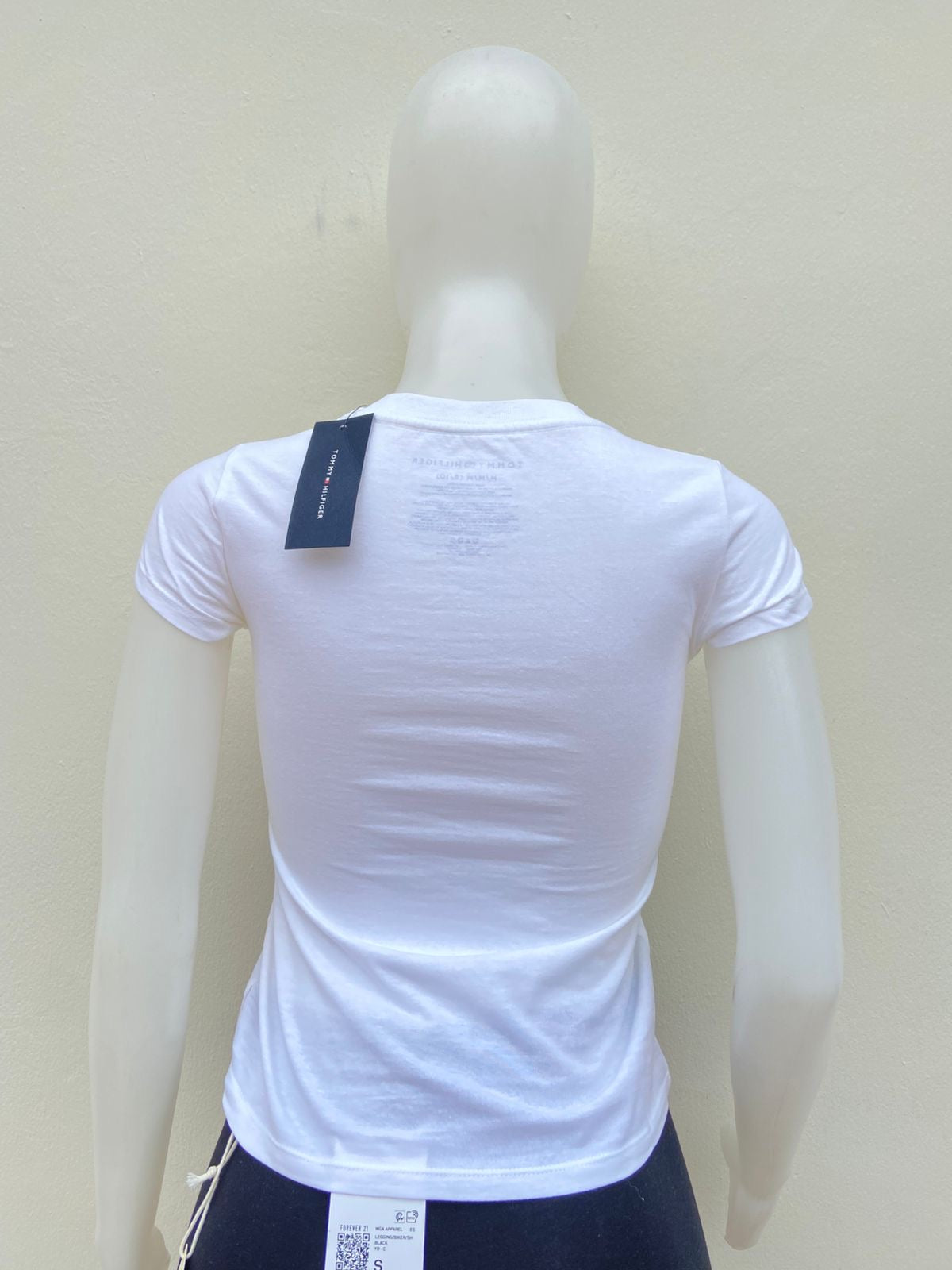 T-shirt Tommy Hilfiger original, blanco con letras en frente TOMMY HILFIGER.