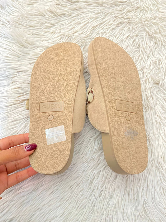 Sandalias GUESS original crema con letras G en marrón.