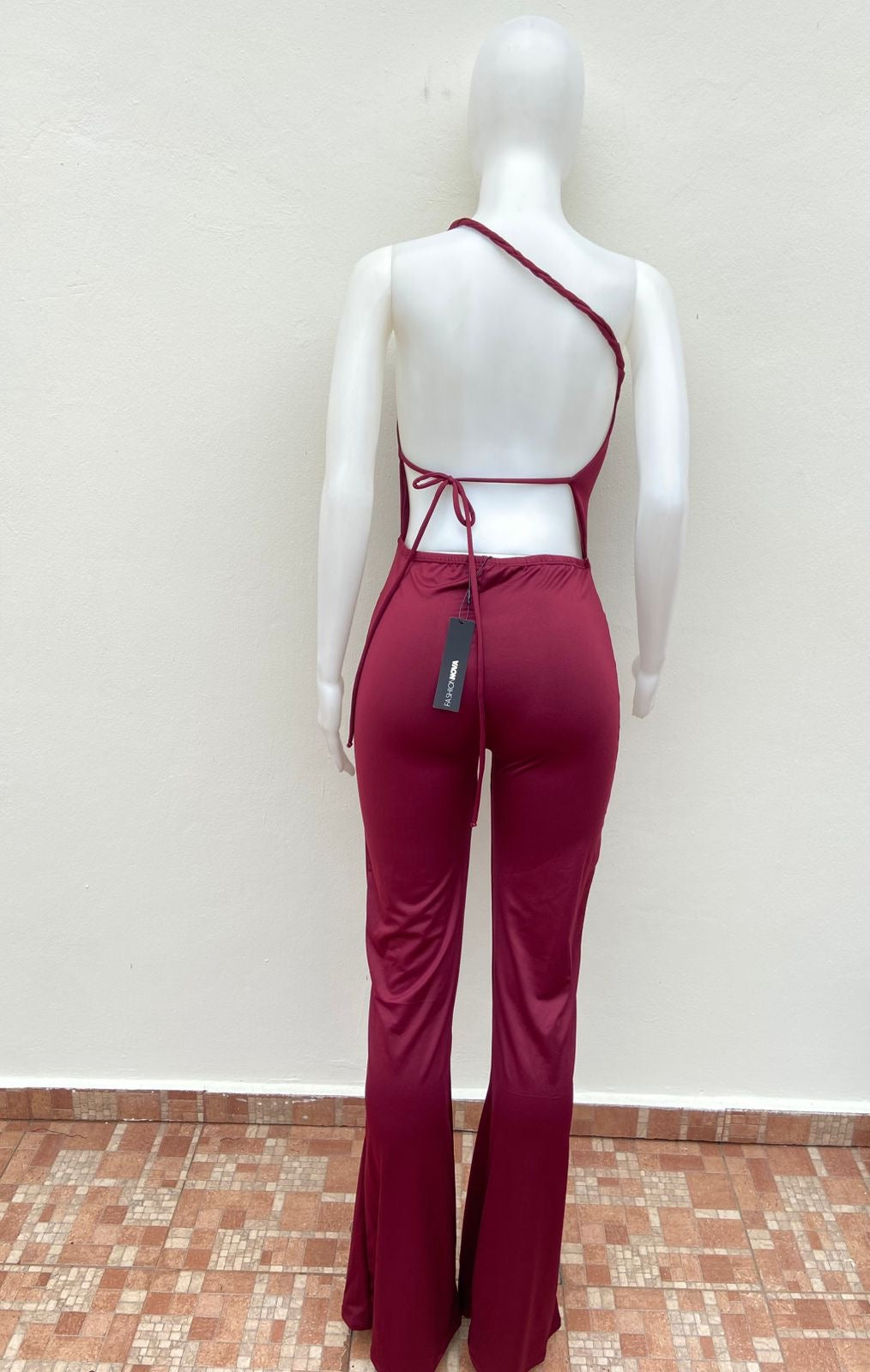 Enterizo, rojo vino ( burgundy ), de un solo hombro y lazo ajustable.