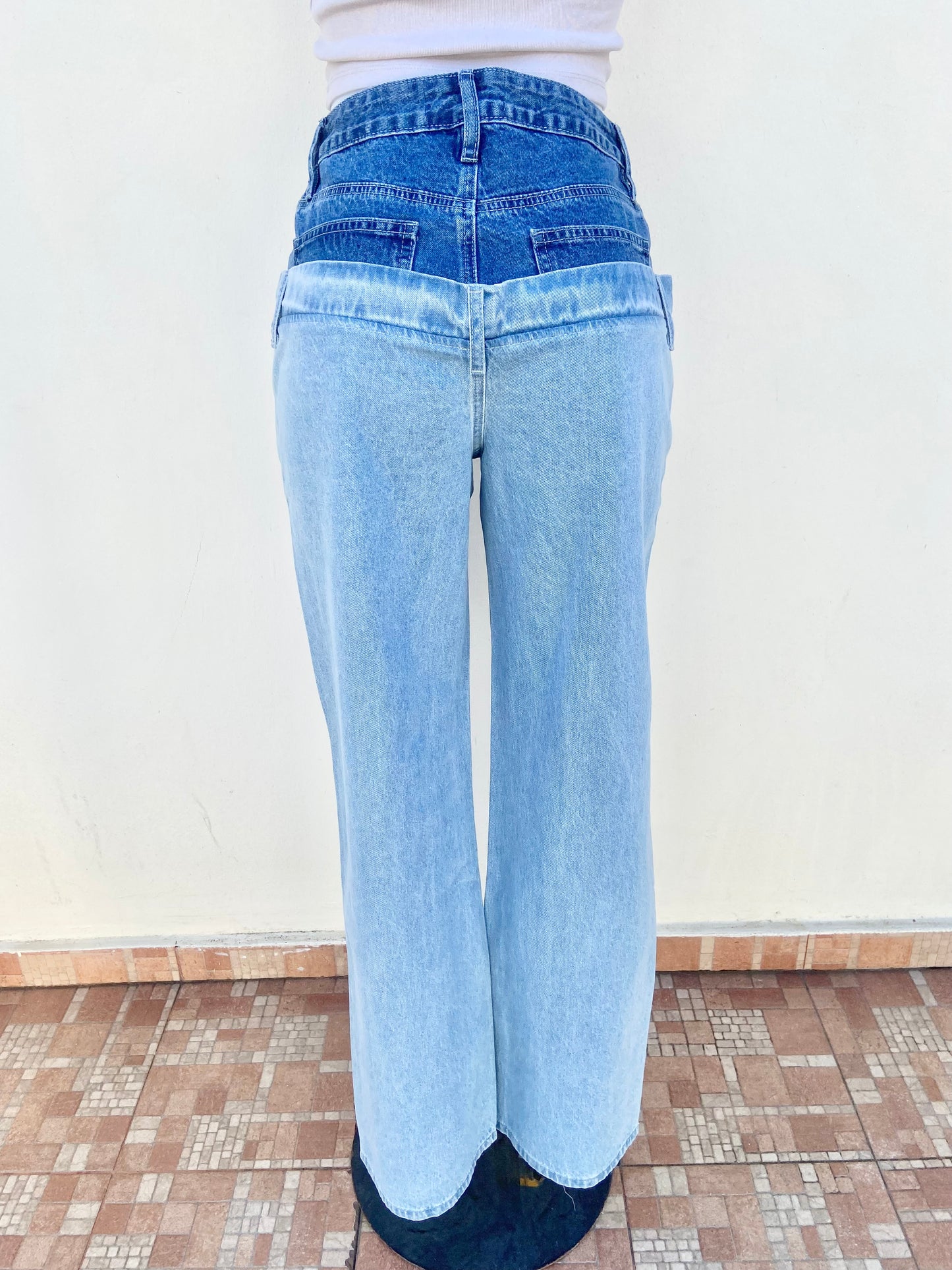 Pantalon Jean azul claro con azul oscuro y abierto en la cintura ancho.