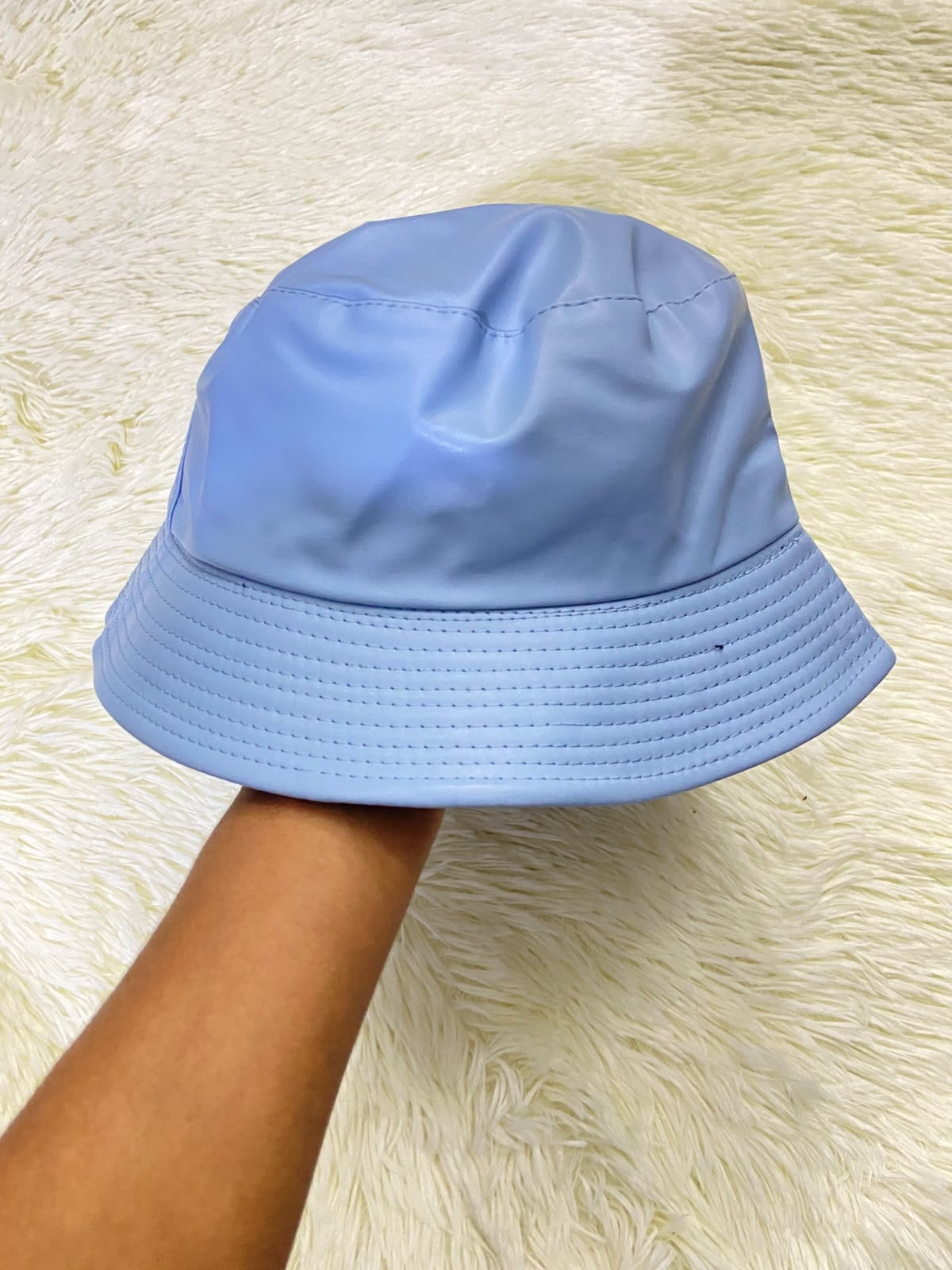 Gorro, en leather color azul y el interior negro.