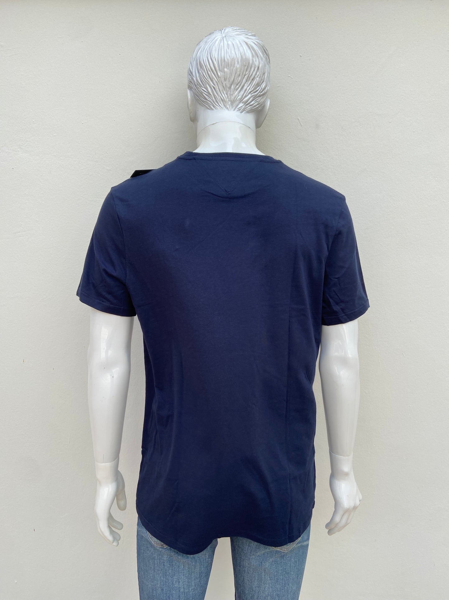 T-shirt TOMMY HILFIGER original, azul marino con pequeño logotipo al lado.