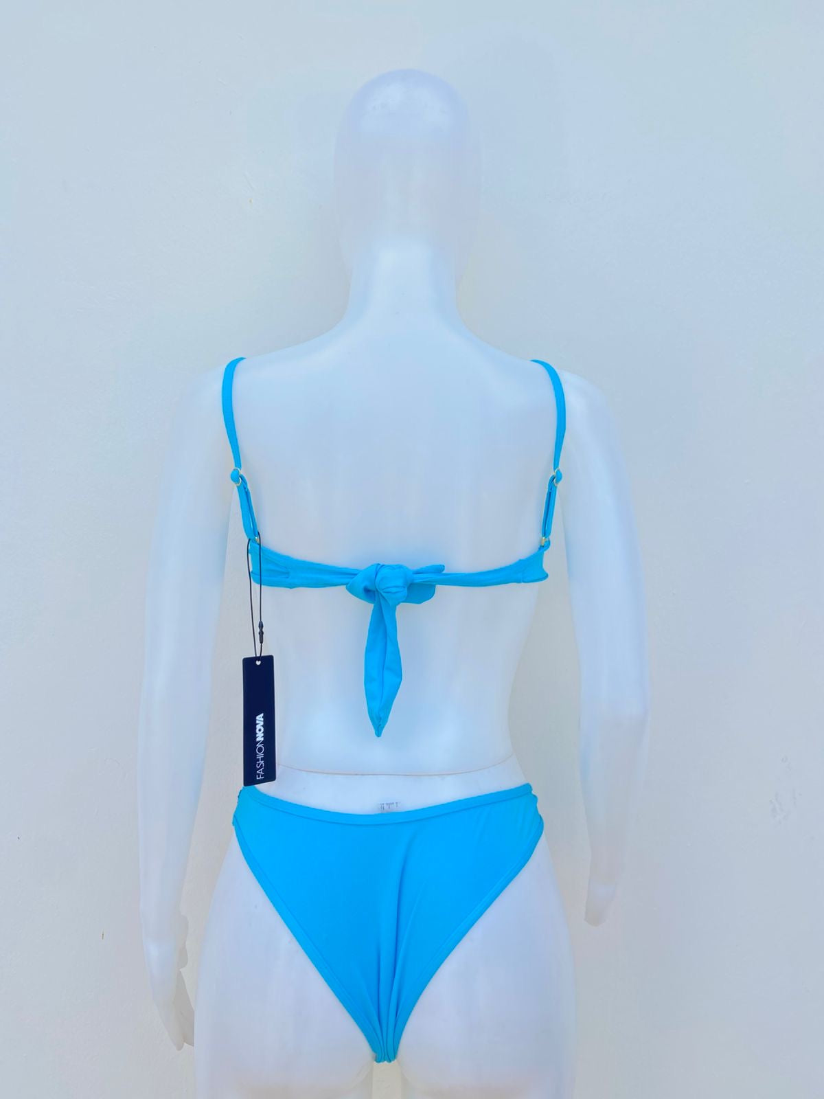 Biquini, azul con lentejuelas en color azul rey y con estrellas en color dorado, dos piezas.