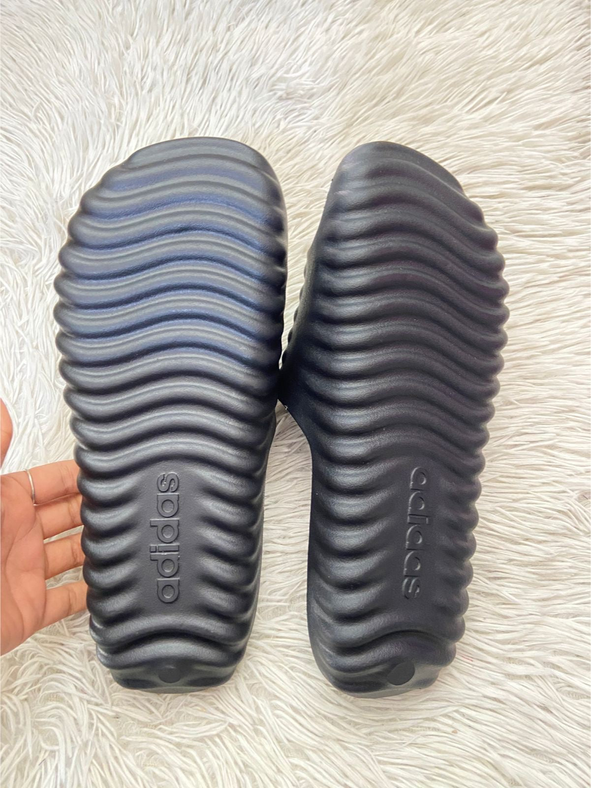 Sandalias ADIDAS original, negra con textura de bolitas, ajustables y letras de la marca.