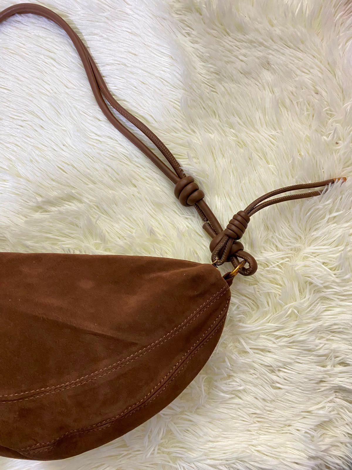 Cartera, marron en terciopelo y nudos en la manga.