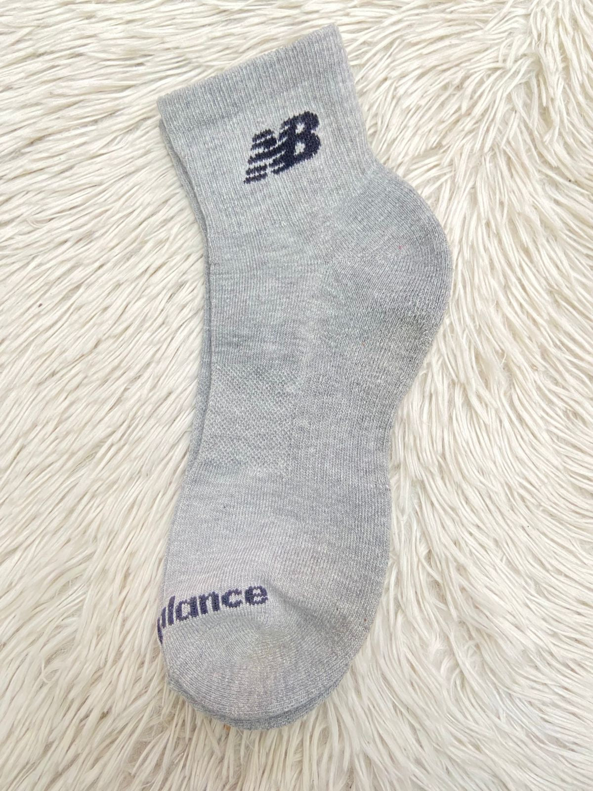 Medias NEW BALANCE original, gris claro con logotipo NB en negro.