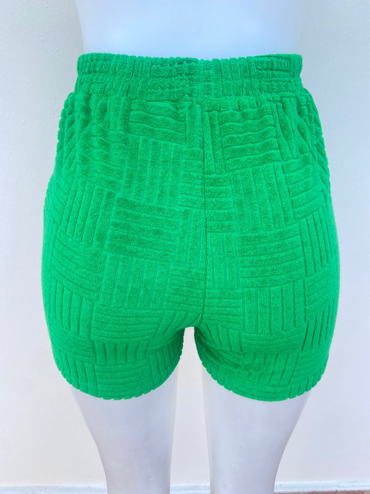 Short, verde con estampado de lineas y tela terciopelo.