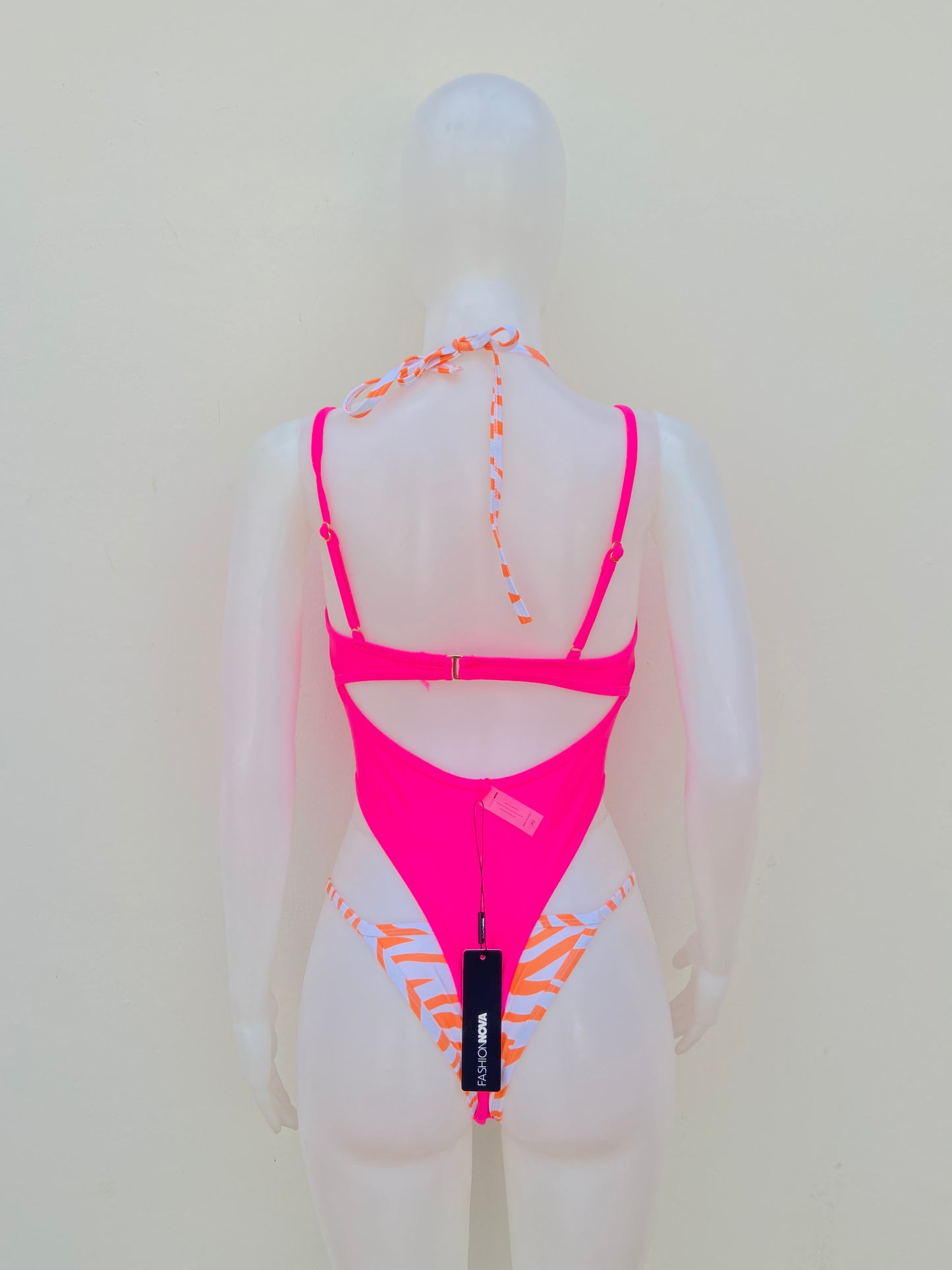 Biquini, de una pieza rosado con naranja.