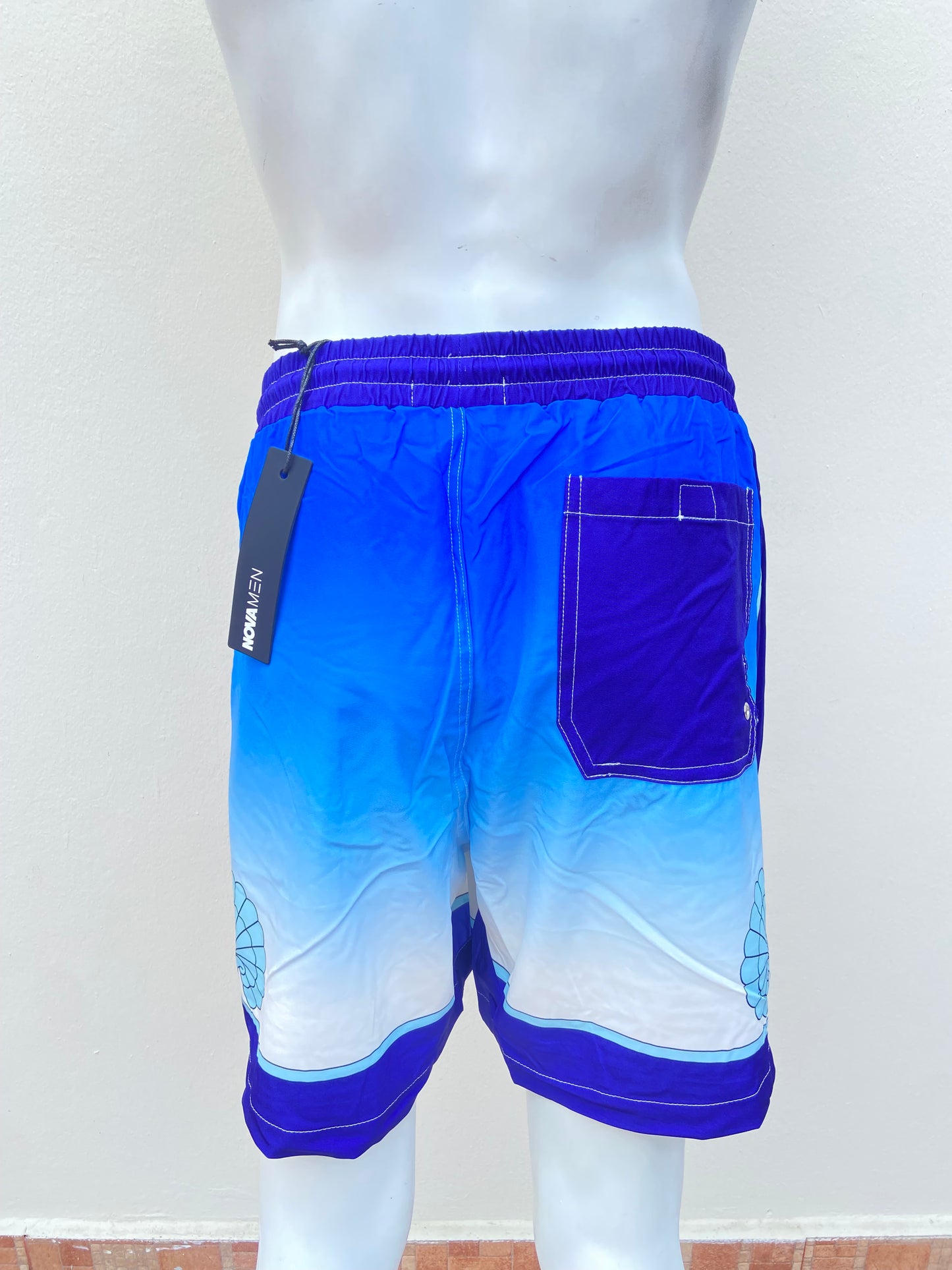 Bañador, azul marino con azul claro y estampado de concha.