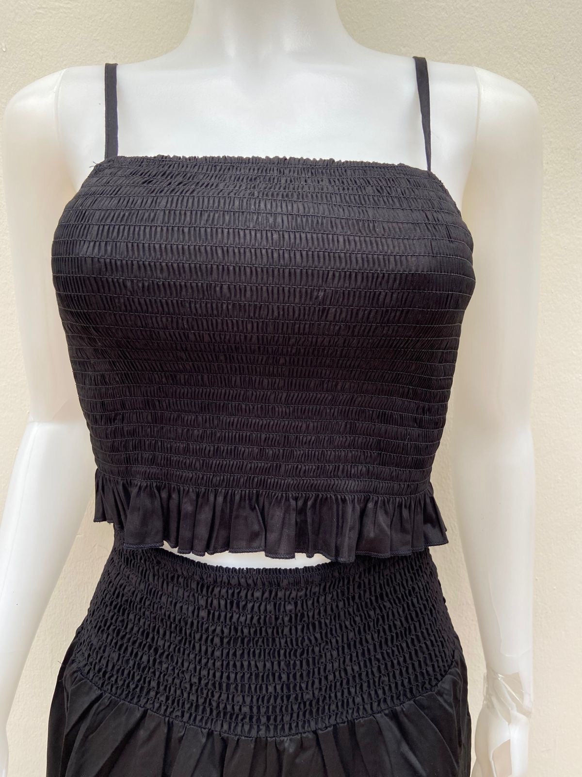Conjunto, negro de falda larga y top.