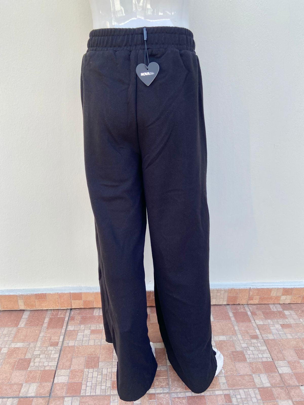 Jogger en color negro liso con lazo blanco y pretina ajustable