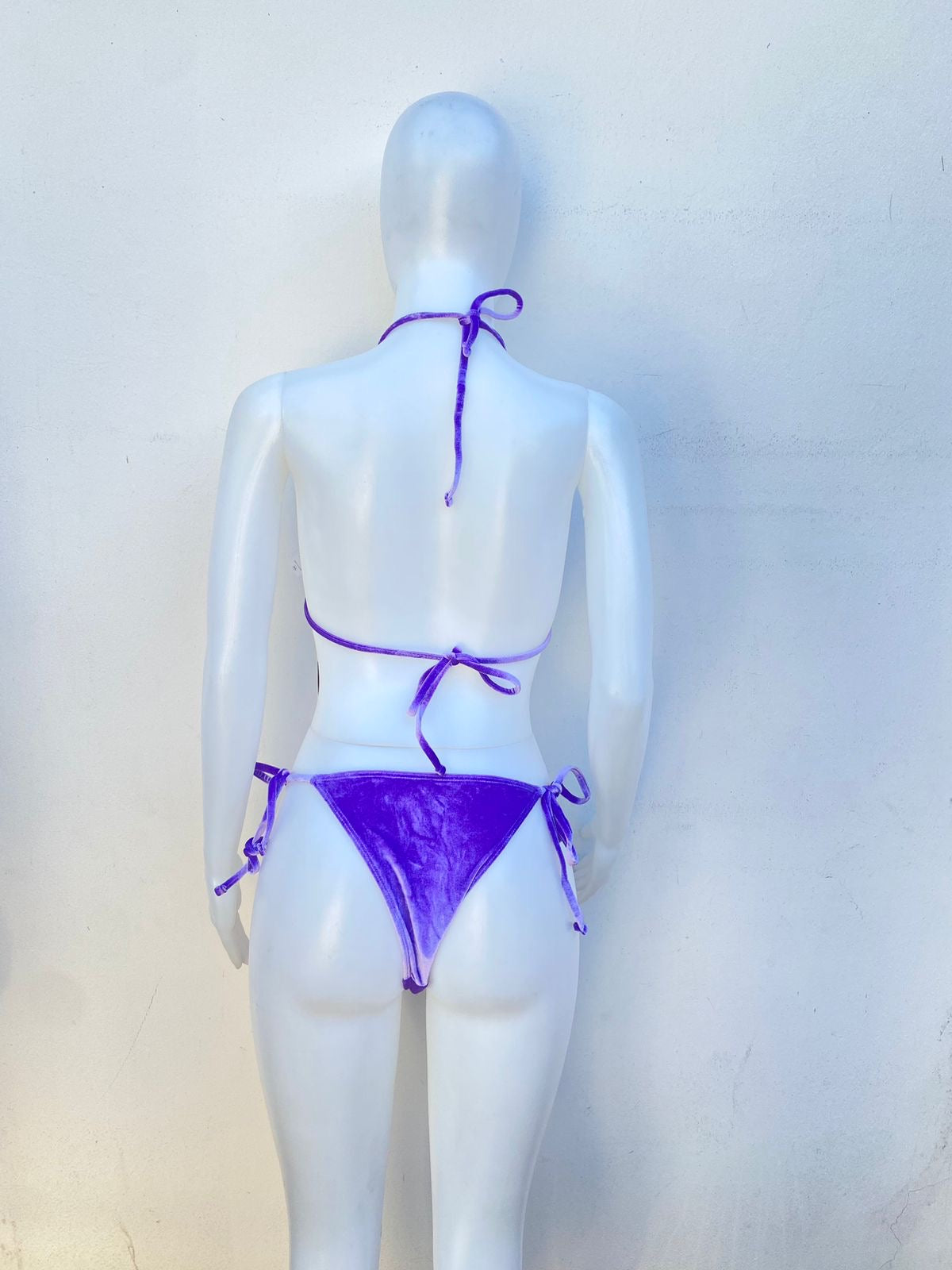 Biquini, de dos piezas en color morado con tela de terciopelo y detalles en color plateado con perlas