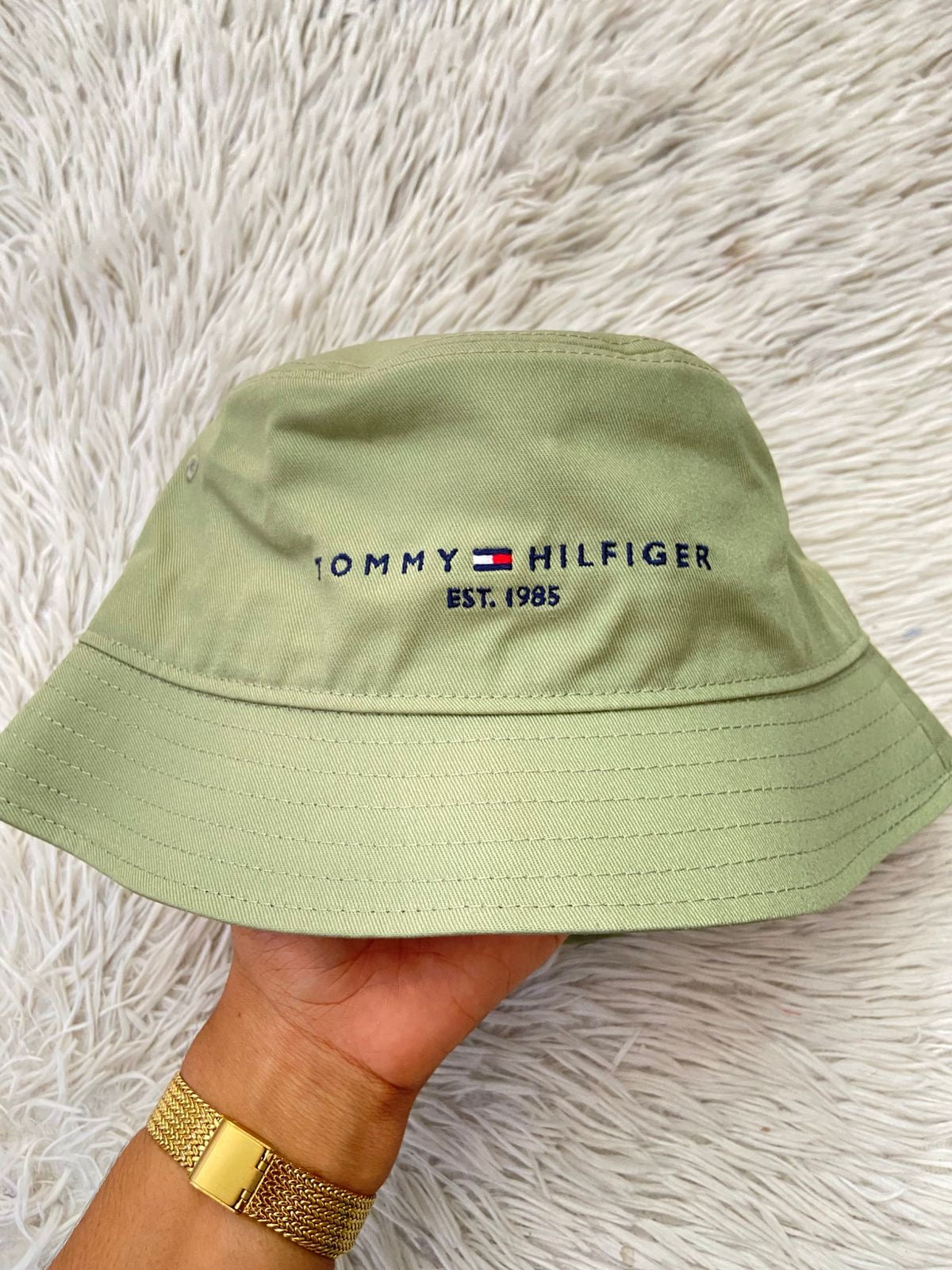 Gorro Tommy Hilfiger original, verde oliva con letras TOMMY HILFIGER en azul marino.