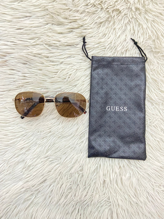 Lentes GUESS original, diseñados con protección UV 100-400 para proteger tu visión. Marrones con montura en animal print, ovalados.