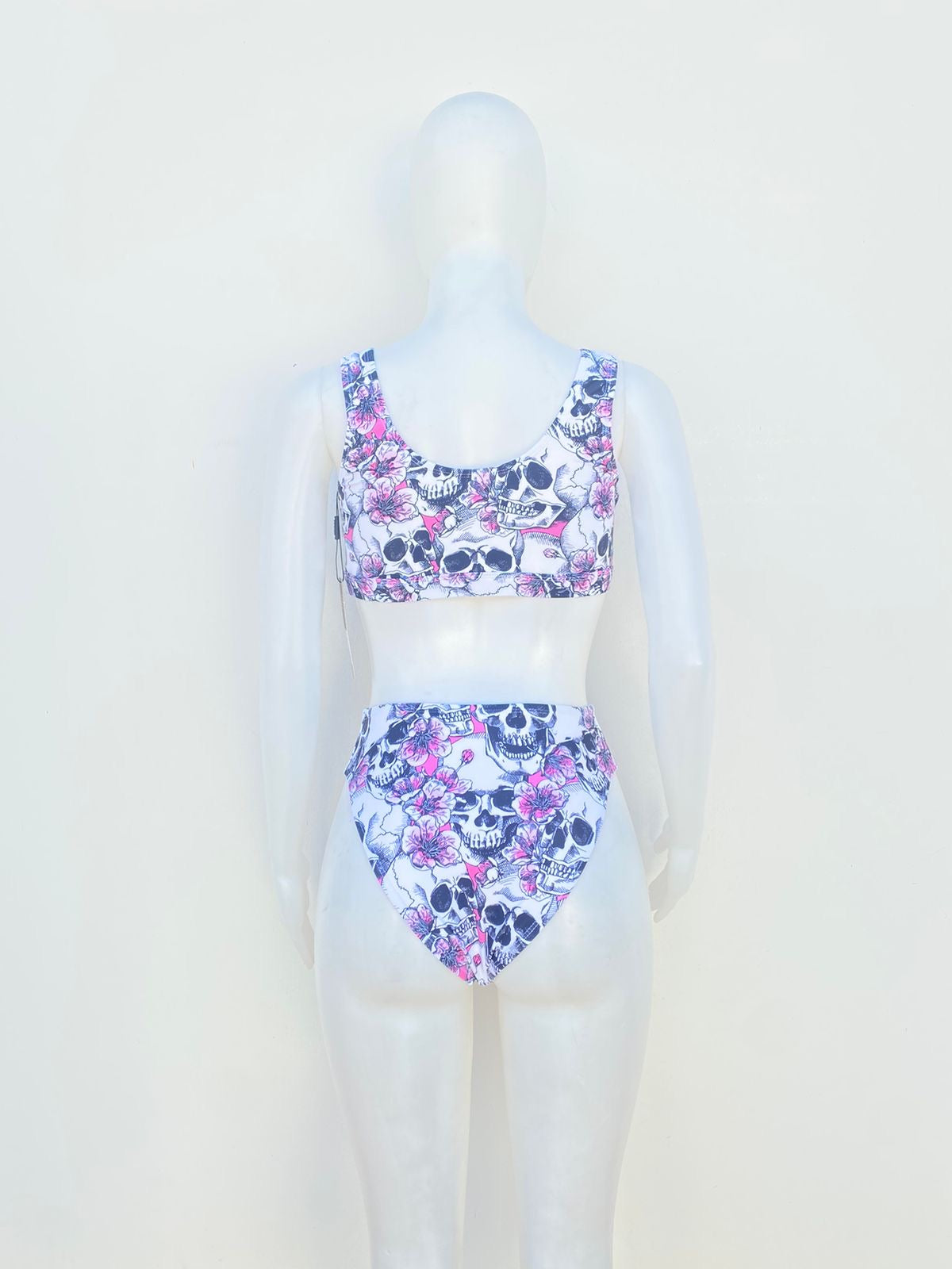 Biquini, de dos piezas blanco con estampado calaveras y flores