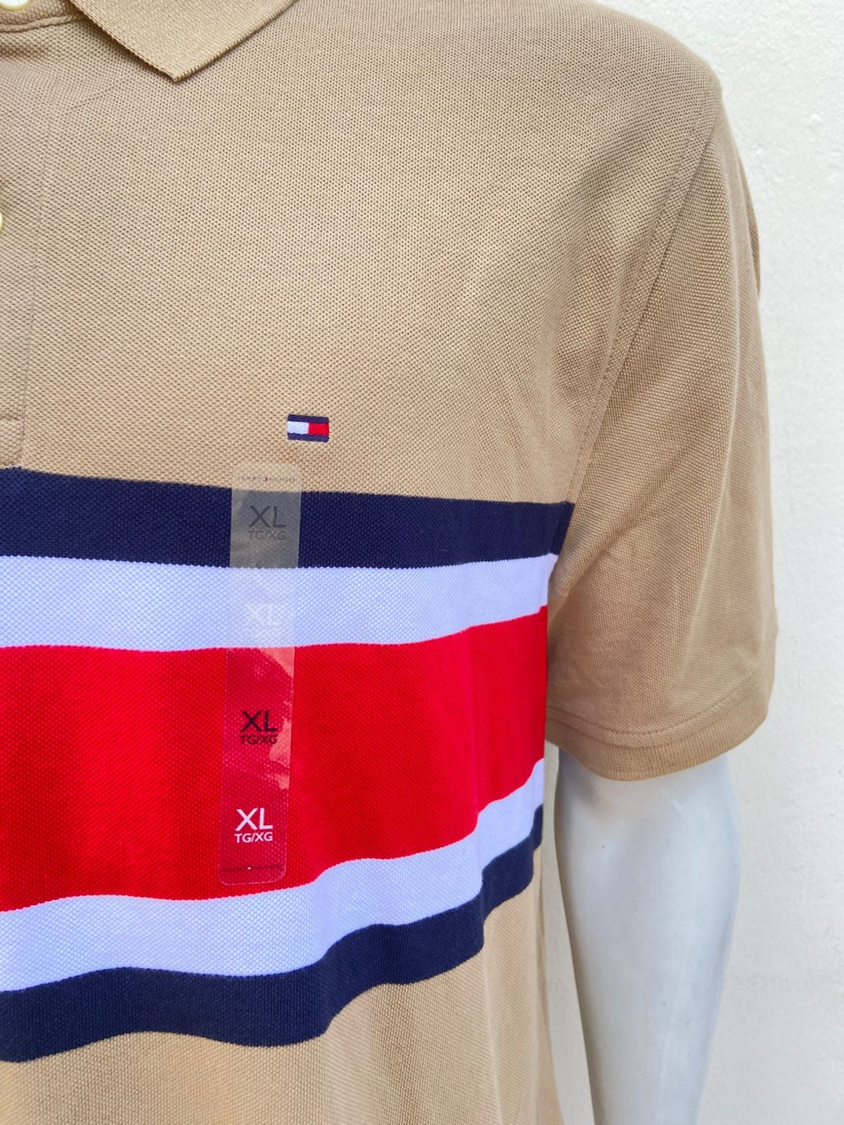 Polocher TOMMY HILFIGER original, marrón con rayas en color rojo, azul marino y blanco.